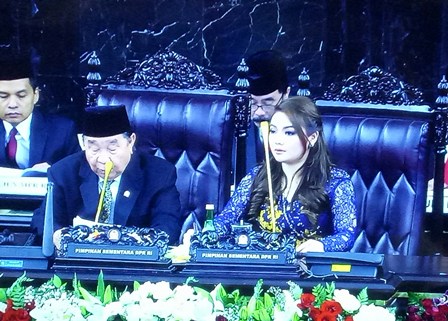 Kesan Hillary Memimpin Sidang Perdana Dewan