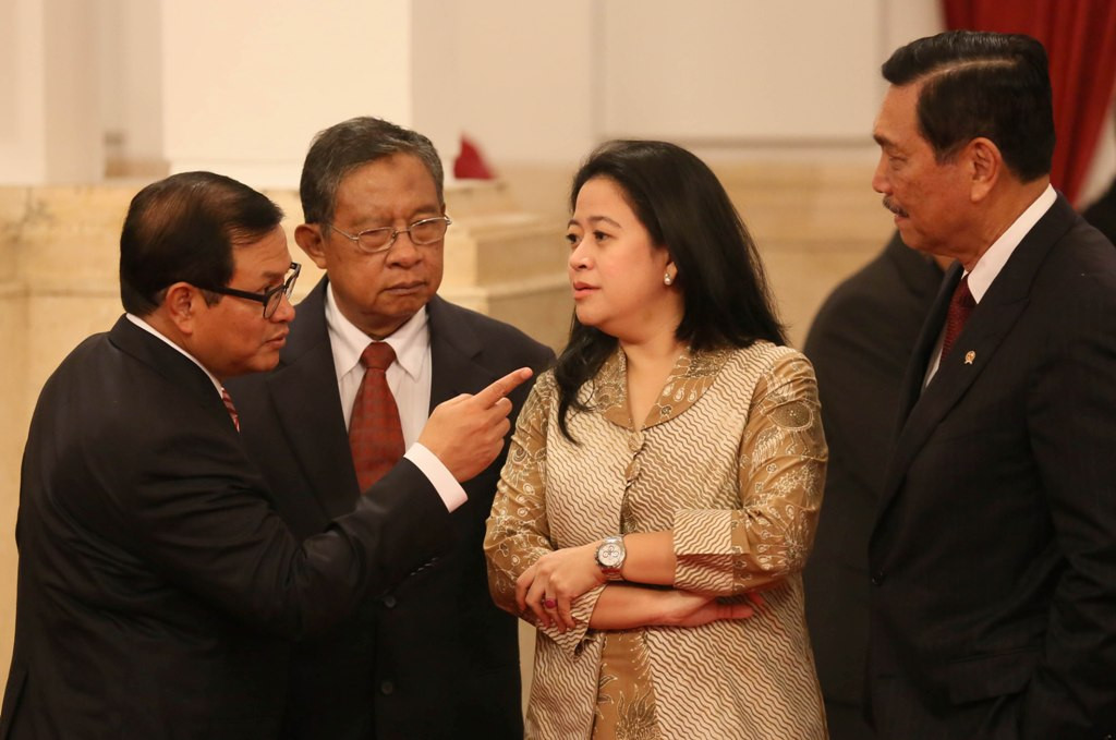 Menko Perekonomian Darmin Nasution (kedua dari kiri) bersama Puan Maharani (kedua dari kanan). FOTO: dok MI/Ramdani.