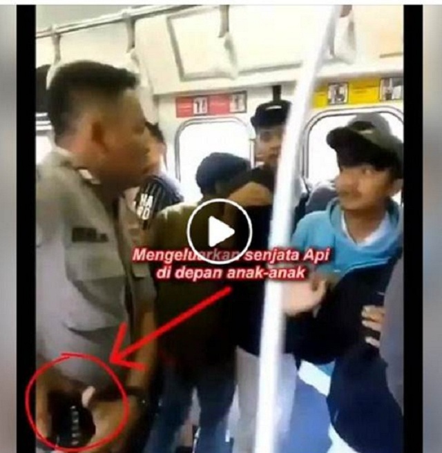 Video Viral Polisi Mengeluarkan Senjata Api di Depan Anak-Anak? Ini Faktanya