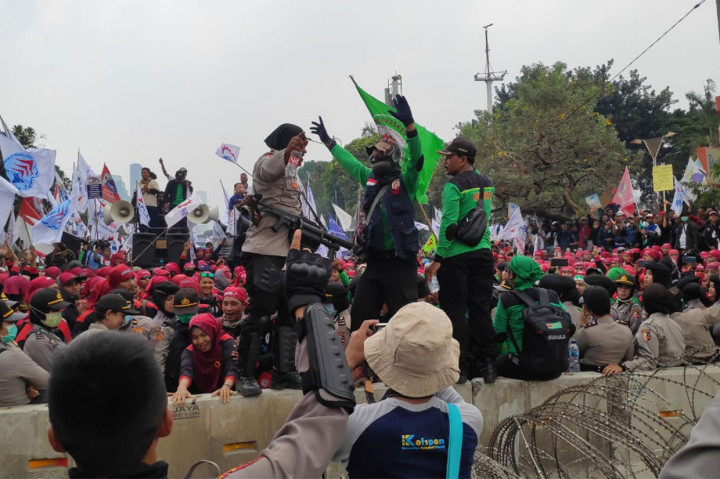 Massa Buruh Padati Jalan Gatot Subroto