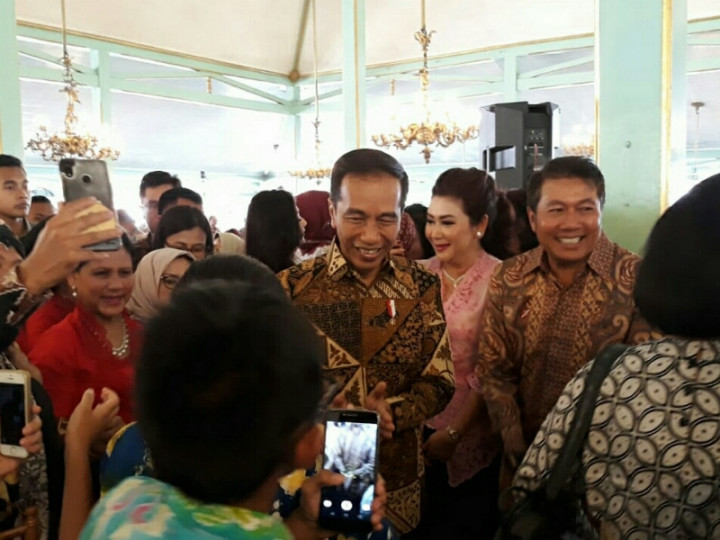 Jokowi Ajak Warga Lestarikan Batik