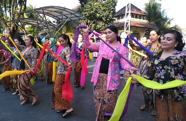 Flashmob Kebaya Ramaikan Hari Batik Nasional di Malioboro