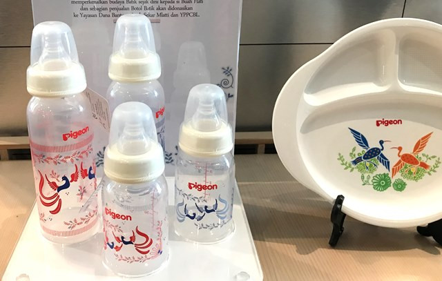 Motif Batik di Botol dan Alat Makan Bayi