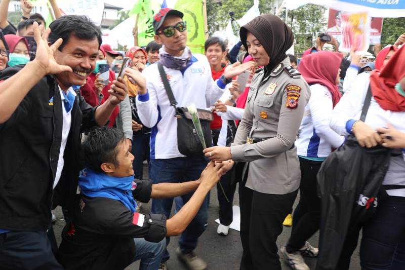 Demo Buruh di Bandung Diwarnai Swafoto Dengan Polwan ...