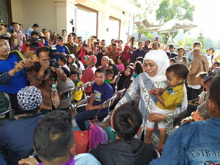 Khofifah Sambut Kepulangan Warga Jatim Korban Kerusuhan Wamena