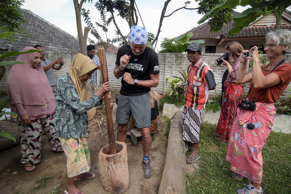 Ilustrasi: Wisatawan mancanegara mengikuti proses pembuatan kopi Lombok di desa wisata Kembang Kuning, Kecamatan Sikur, Selong, Lombok Timur, NTB  (Foto:Antara/Ahmad Subaidi)
