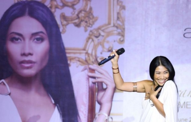 Anggun Takjub Lagunya Terus Naik di Chart Billboard Amerika