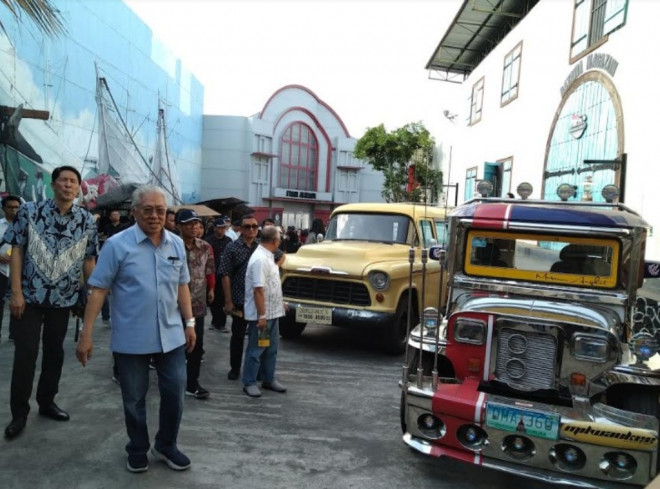 Mendag Enggartiasto Lukita saat mengunjungi Museum Angkut, Batu, Jawa Timur.  FOTO: Medcom.id/Ilham Wibowo