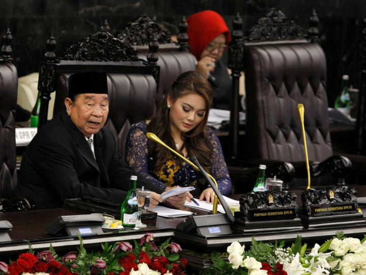 Hillary Ingin Legislator Muda Buktikan Kemampuan