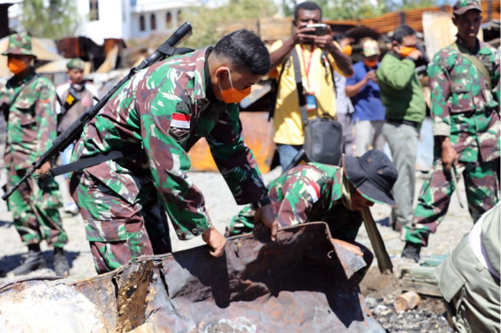 Warga Lokal dan Pendatang Bersihkan Bekas Kerusuhan Wamena