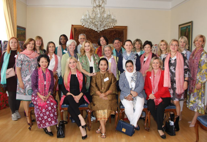 Perayaan Hari Batik Nasional Undang Decak Kagum Warga Hungaria