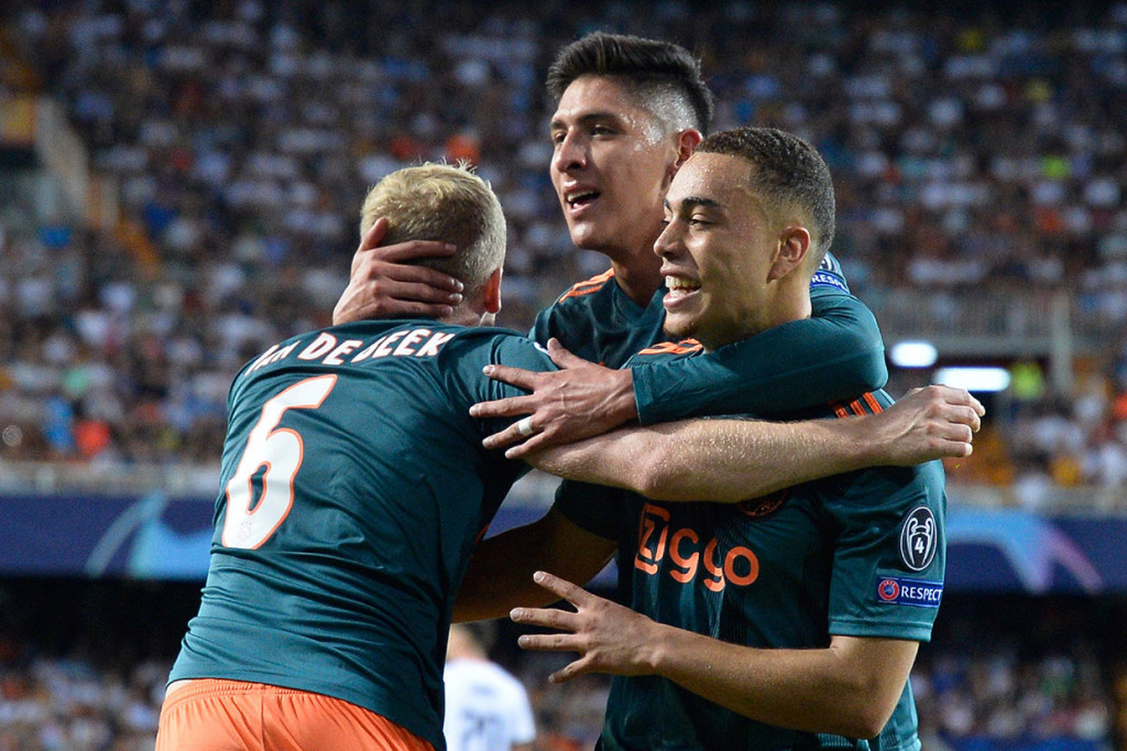 Ajax Lumat Valencia di Mestalla