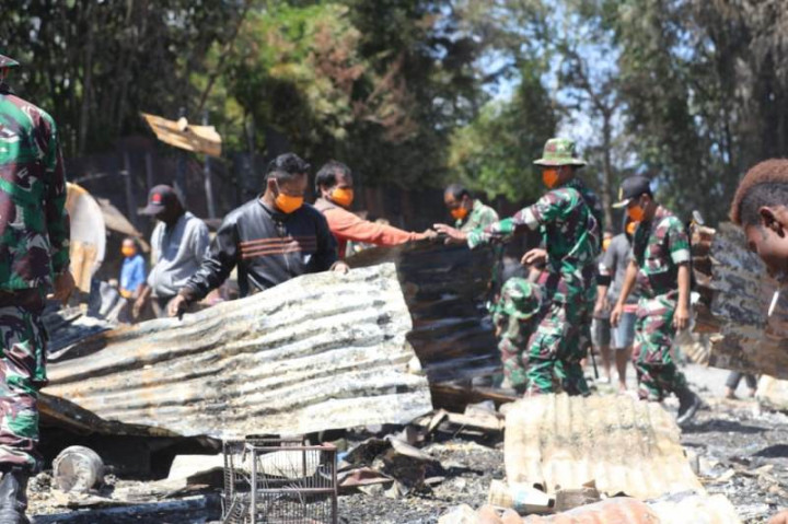 Masyarakat Wamena dan Pendatang Gotong Royong Bersihkan Puing