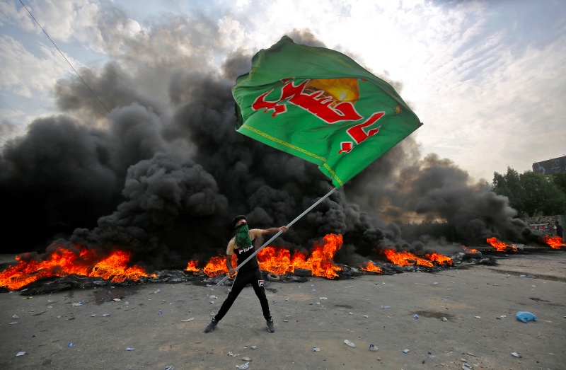 Warga Irak di tengah protes antipemerintah. Foto: AFP