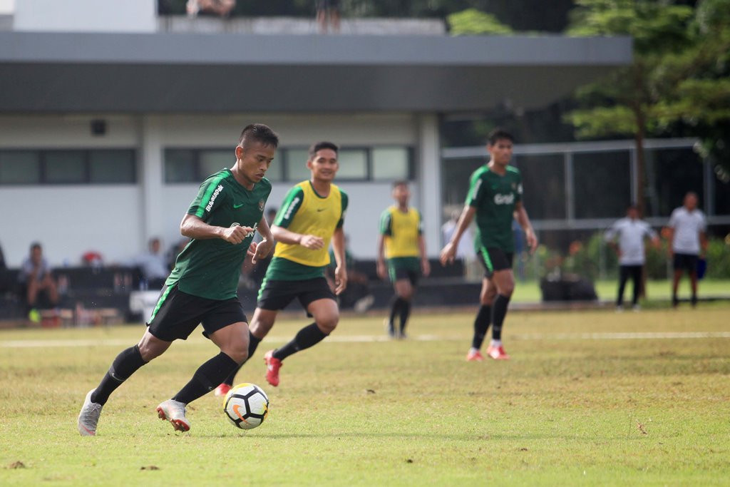 Para pesepak bola tim nasional U-23 berlatih di lapangan ABC, Komplek GBK, Senayan, Jakarta. (Foto: MI/Rommy Pujainto)