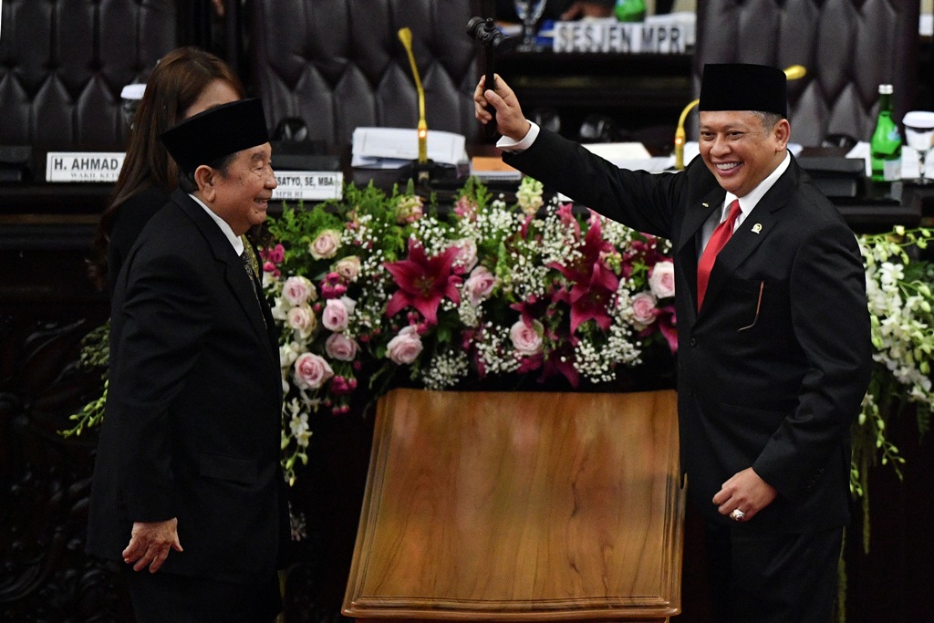 Ketua MPR Bambang Soesatyo (kanan) mengangkat palu sidang disaksikan pimpinan sementara MPR Abdul Wahab Dalimunte usai pelantikan pimpinan MPR periode 2019-2024. Foto: Antara/Nova Wahyudi
