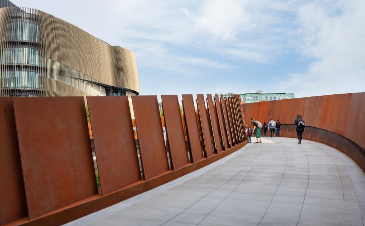 Jembatan Ini Terbuat dari Lempengan Logam