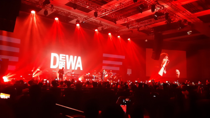 Terjebak Nostalgia dalam Konser Reuni Dewa 19