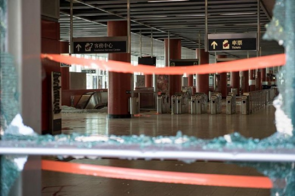 Kerusakan di salah satu stasiun MTR di Tseung Kwan O, Hong Kong, Sabtu 5 Oktober 2019. (Foto: AFP)