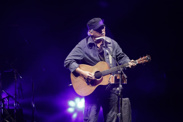 Iwan Fals Kejutkan Penonton Synchronize Festival 2019