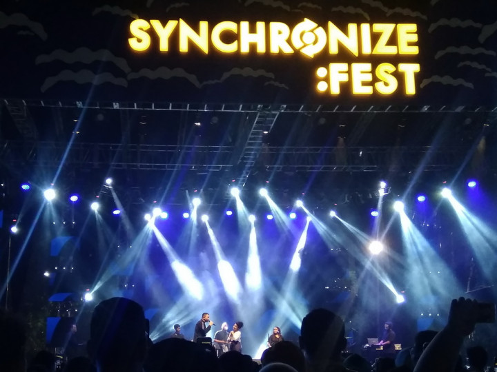 Tulus Beradu Rayu Bareng Yura Yunita di Synchronize Festival 2019