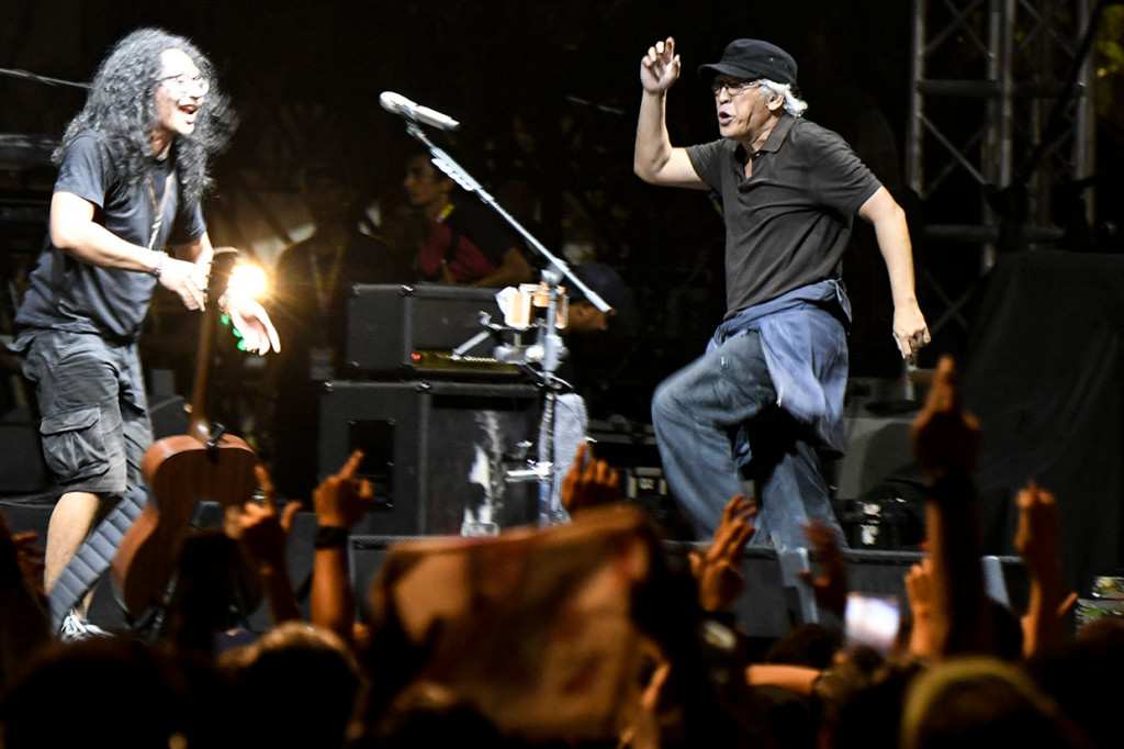 Iwan Fals Kejutkan Panggung Synchronize Festival