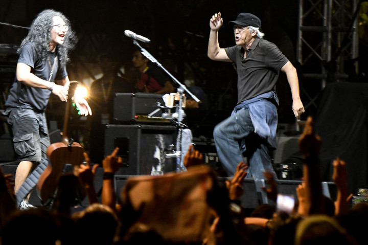 Iwan Fals Kejutkan Panggung Synchronize Festival