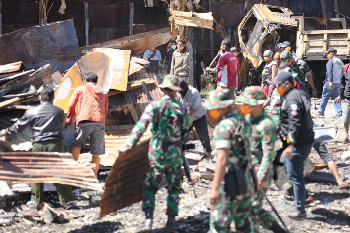 Aparat Keamanan dan Warga Bersihkan Sisa Kerusuhan Wamena