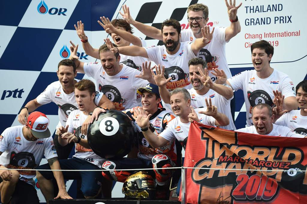 Marc Marquez merayakan kemenangan dengan seluruh bagian tim Repsol Honda. (Lillian SUWANRUMPHA / AFP)