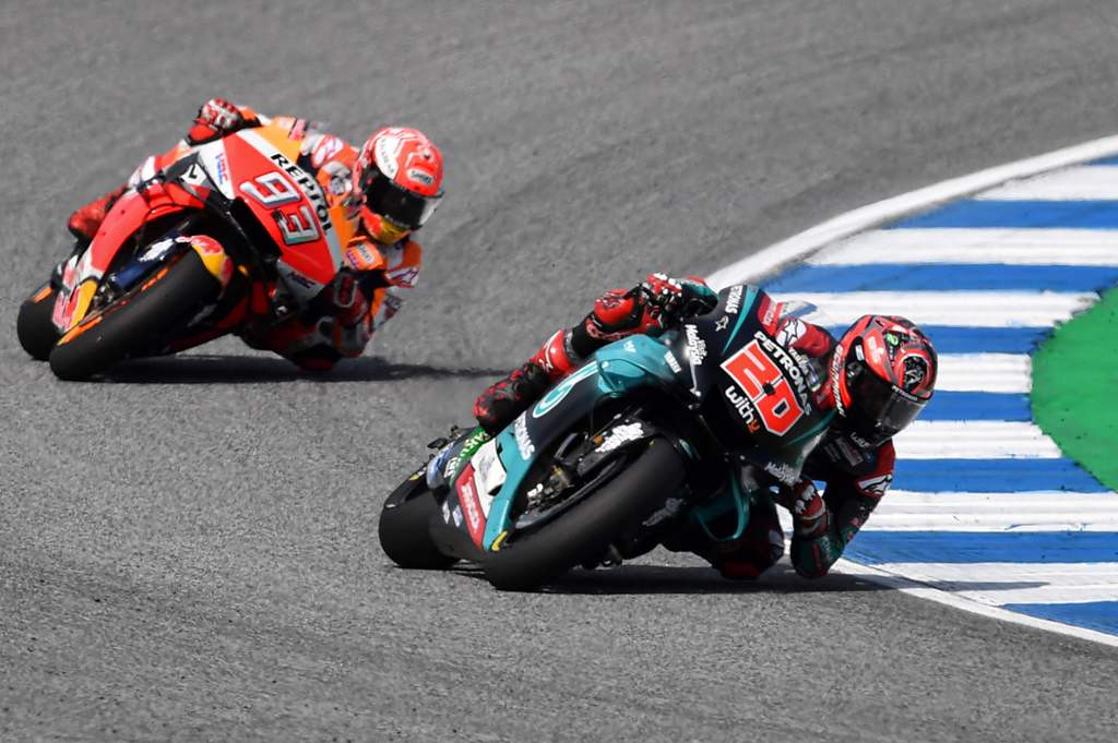 Fabio Quartararo sedang berada di depan Marc Marquez saat melakoni MotoGP Thailand. (Lillian SUWANRUMPHA / AFP)