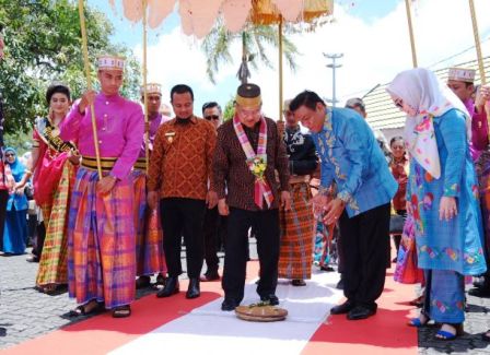 Wakil Presiden Jusuf Kalla saat meresmikan rumah susun mahasiswa di Politeknik Negeri Bone. Foto: Istimewa.