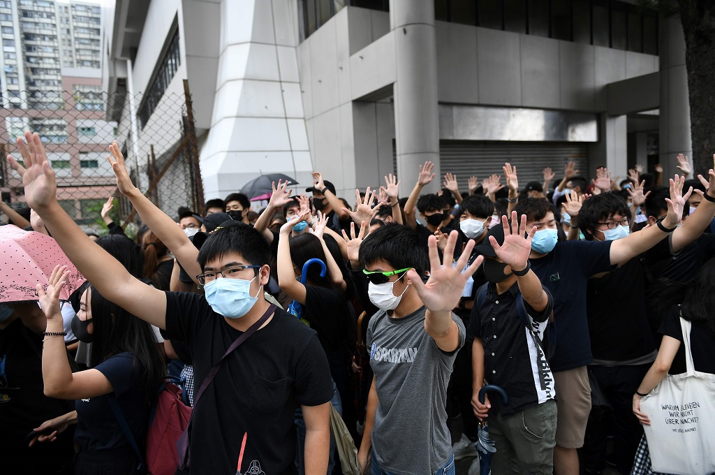 Demonstran berkumpul di luar gedung pengadilan Eastern District Court di Hong Kong, Senin 7 Oktober 2019. (Foto: AFP/MOHD RASFAN)