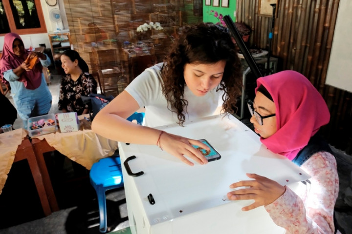 Komunitas Lulusan Sekolah Luar Biasa Berkreasi dengan Kerajinan