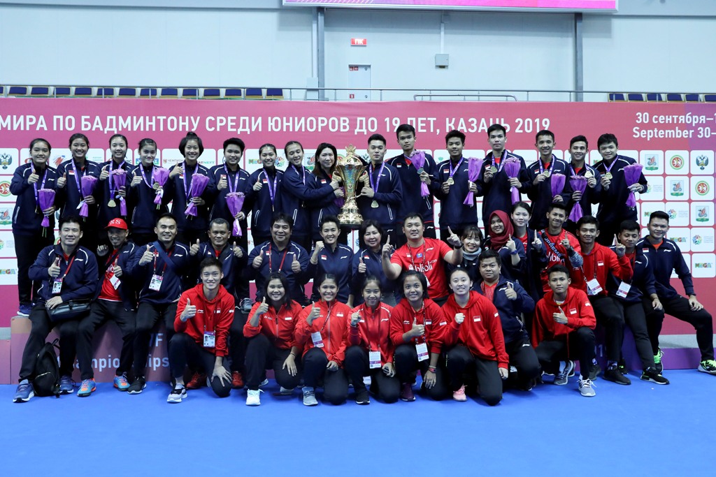 Pemain dan pelatih di tim junior bulu tangkis Indonesia berpose usai jadi juara di ajang Suhandinata Cup 2019 di Kazan, Rusia (Foto: ANTARA FOTO/Humas PP PBSI/Widya Amelia)
