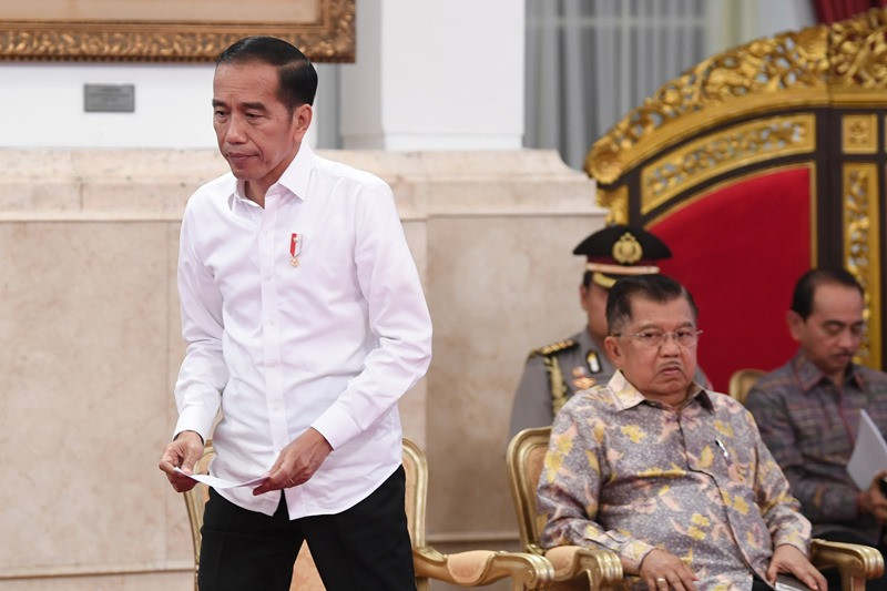 Presiden Joko WIdodo (kiri) didampingi Wakil Presiden Jusuf Kalla memimpin Sidang Kabinet Paripurna di Istana Negara, Jakarta, Kamis (3/10/2019). ANTARA FOTO/Wahyu Putro A