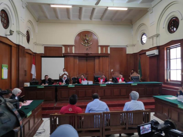 Enam Orang Didakwa Rusak Jalan Raya Gubeng