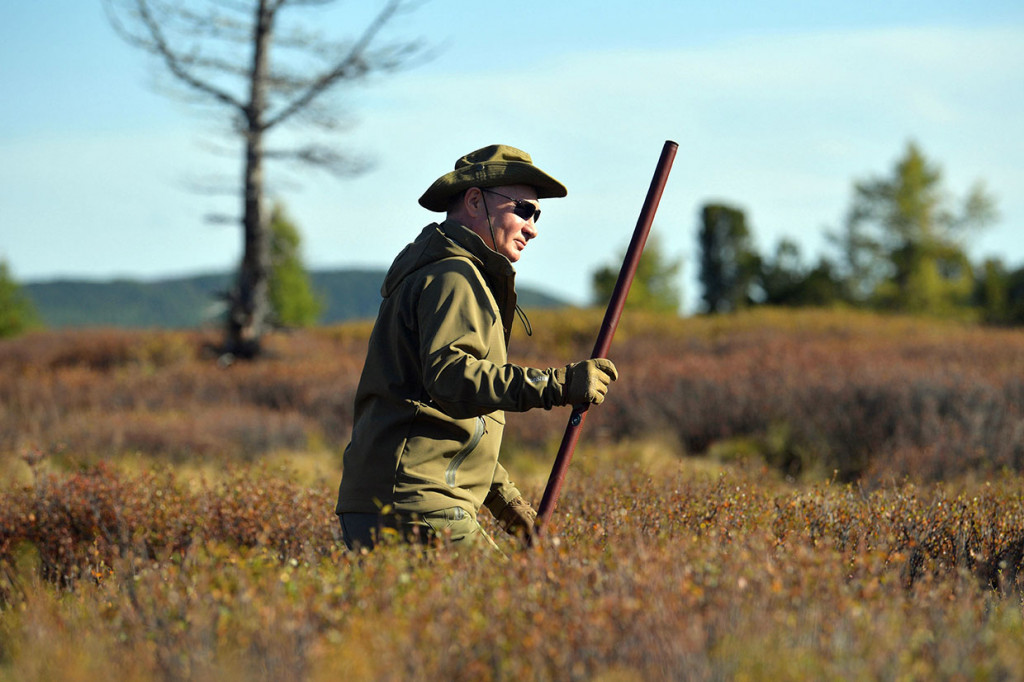 Ultah ke-67, Putin Mendaki Gunung di Siberia