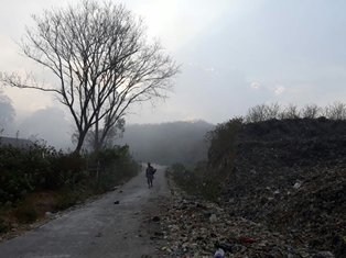 Asap Kebakaran TPA Solo Memicu Sesak Napas