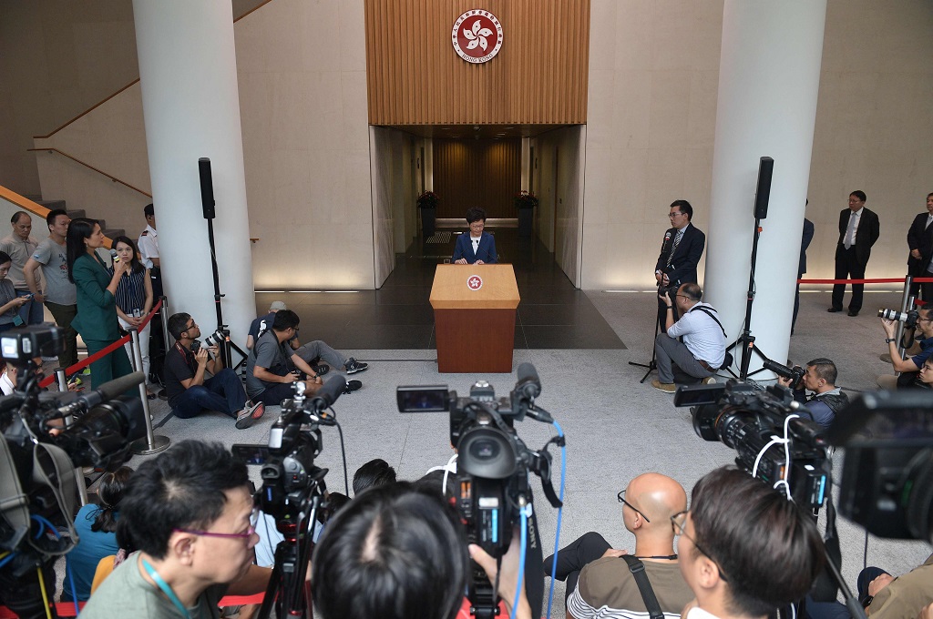 Pemimpin Hong Kong Carrie Lam berbicara di hadapan awak media, Selasa 8 Oktober 2019. (Foto: AFP/NICOLAS ASFOURI)