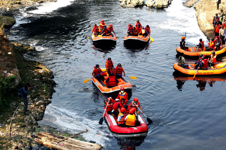 Hitamnya Air Sungai Cileungsi akibat Tercemar Limbah