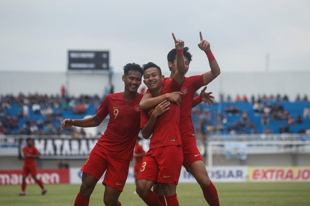 Pesepak bola Timnas Indonesia U-23 Sani Rizki Fauzi (tengah) melakukan selebrasi bersama rekan setimnya. (ANTARA FOTO/Hendra Nurdiyansyah)