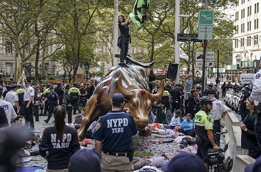 Ratusan Aktivis Ditangkap dalam Protes Iklim Berskala Global