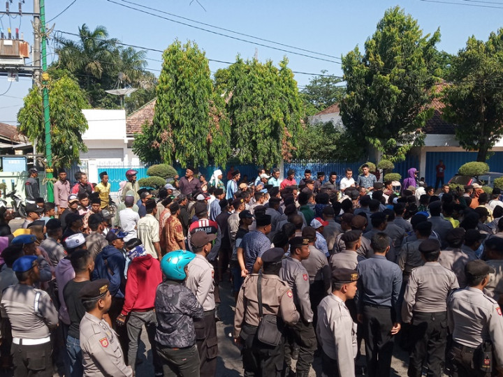 Ribuan Warga Sumenep Protes Bacakades Gugur