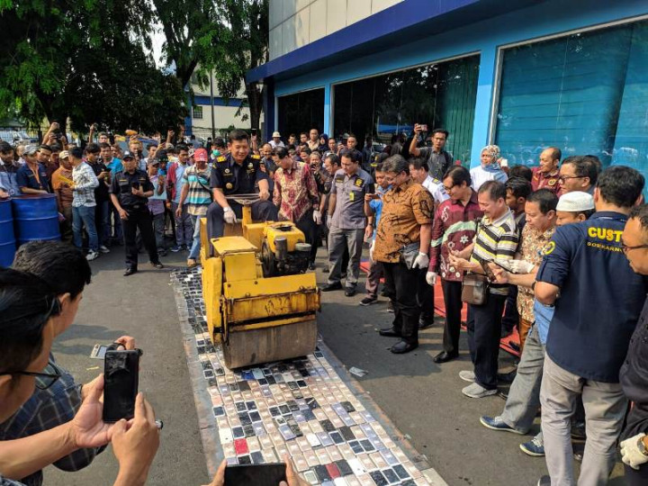 Bea Cukai Bandara Soetta Musnahkan Ribuan Handphone Ilegal