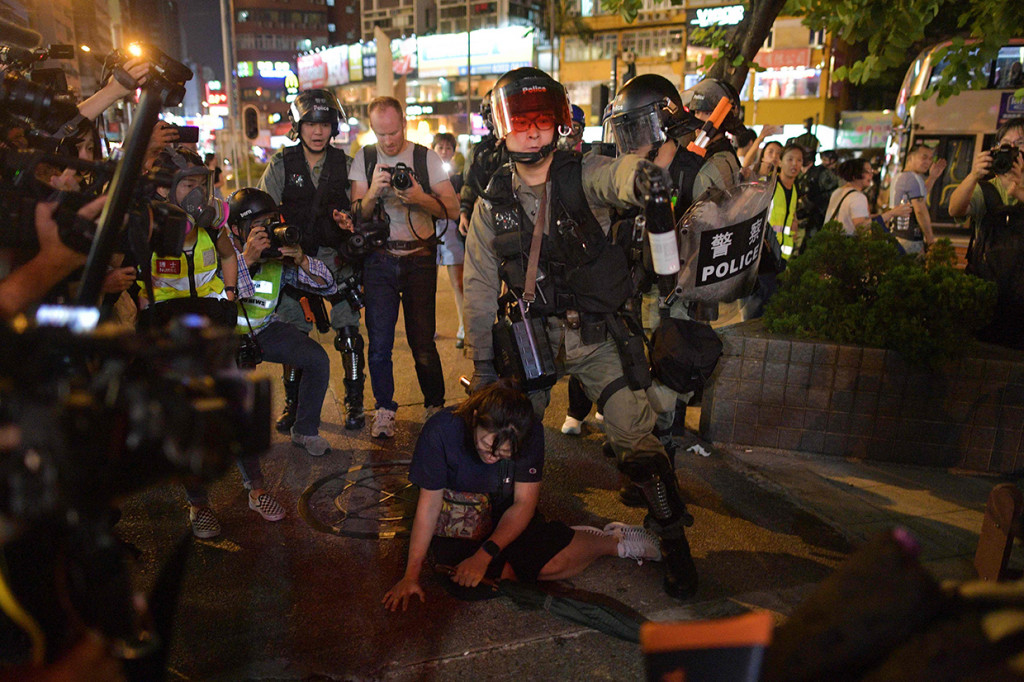 Pakai Masker saat Demo, Puluhan Orang di Hong Kong Ditangkap