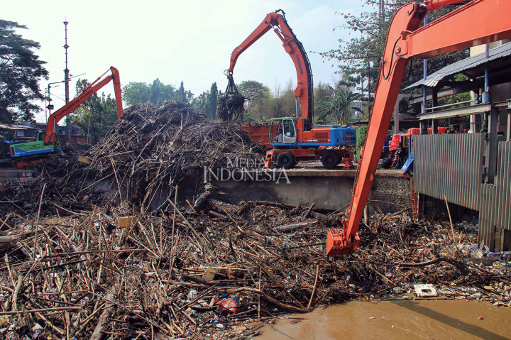 Sampah Menumpuk di Pintu Air Manggarai