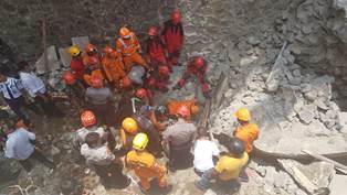 Talud Selokan Runtuh, Dua Warga Terluka