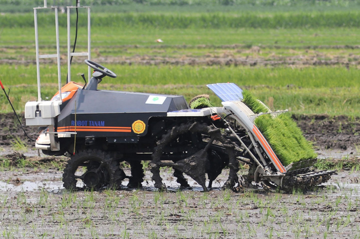 Mentan Demonstrasikan Mesin Pertanian Modern