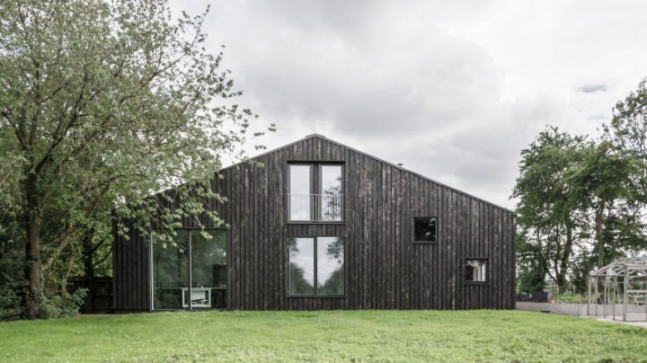 Tak Disangka, Rumah Kayu Ini Awalnya Gudang Traktor