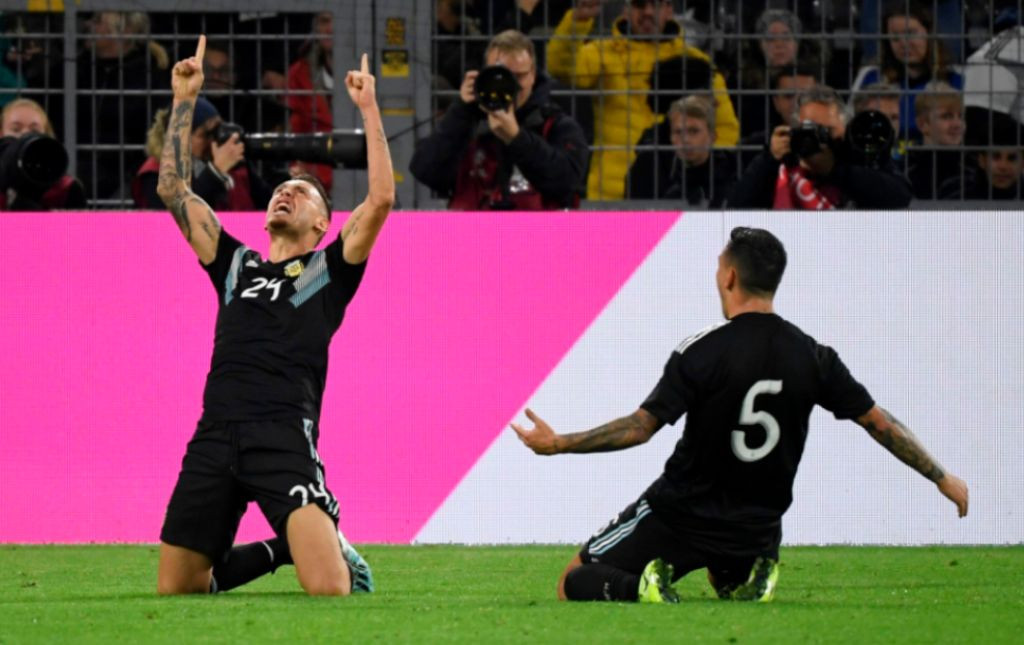 Selebrasi gelandang Argentina Lucas Ocampos (kiri) usai mencetak gol ke gawang Jerman (Foto: AFP/Ina Fassbender)